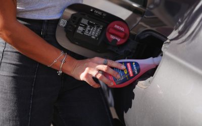 Humo negro, blanco o azul en el coche: qué significa cada color y cómo solucionarlo